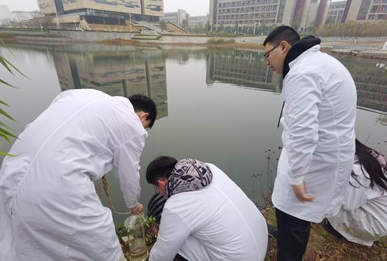 地大湖水质监测取样1 地大湖水质监测取样1